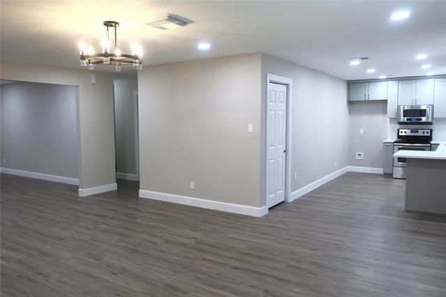 411 Cole Street, Webster, TX 77598