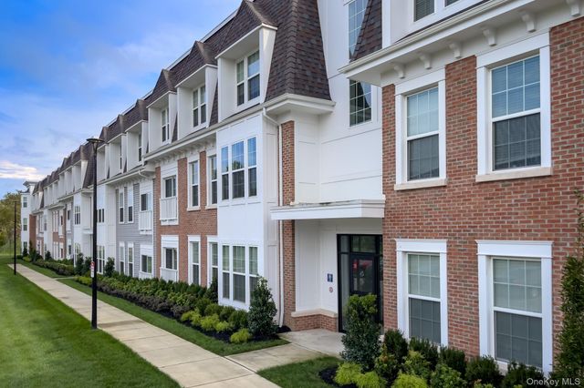94302 Circle Drive 94-302, Central Islip, NY 11722