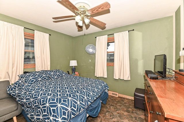 1332 Lakeview AVENUE, South Milwaukee, WI 53172