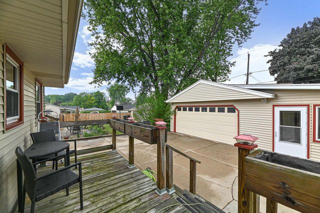 1332 Lakeview AVENUE, South Milwaukee, WI 53172