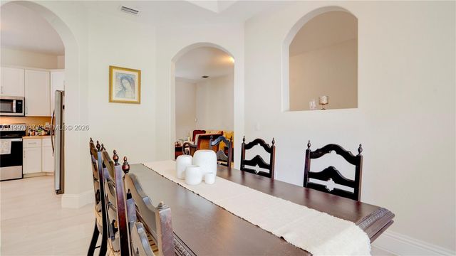 16252 SW 42nd Ter, Miami, FL 33185