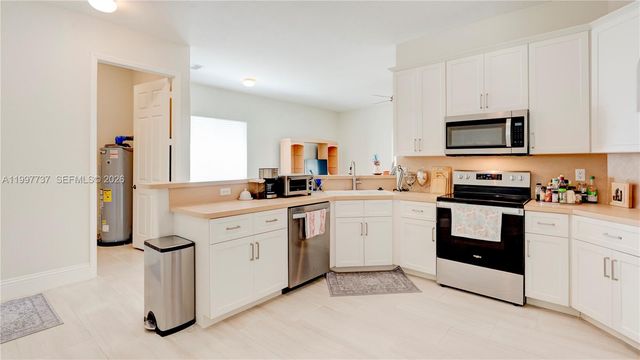 16252 SW 42nd Ter, Miami, FL 33185