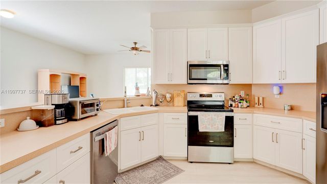 16252 SW 42nd Ter, Miami, FL 33185