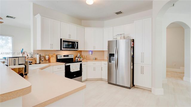 16252 SW 42nd Ter, Miami, FL 33185