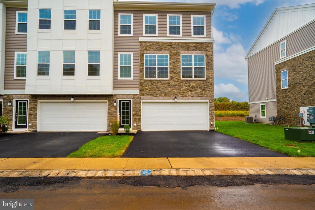 138 ADA HIGHTOWER AVE, Pennington, NJ 08534