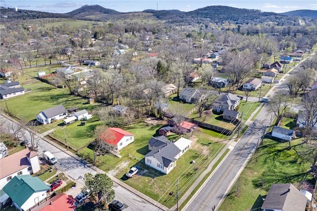 302 E College Avenue, Berryville, AR 72616