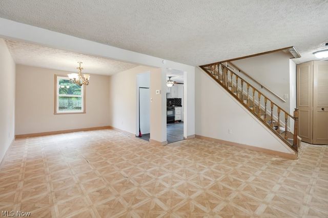 579 Willow Drive SE, Warren, OH 44484