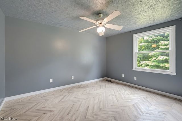 579 Willow Drive SE, Warren, OH 44484