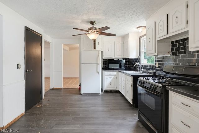 579 Willow Drive SE, Warren, OH 44484