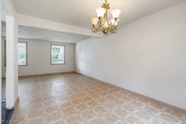 579 Willow Drive SE, Warren, OH 44484