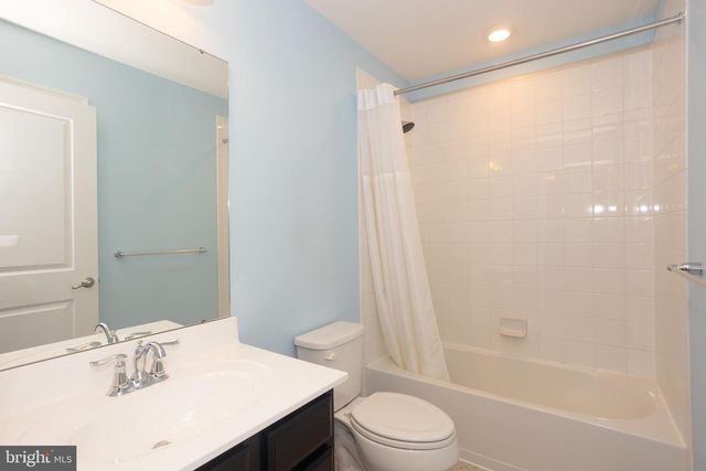 75 VILLAGE GREEN LN, Sicklerville, NJ 08081