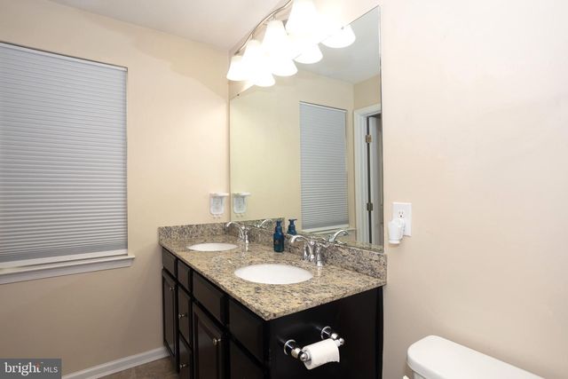 75 VILLAGE GREEN LN, Sicklerville, NJ 08081