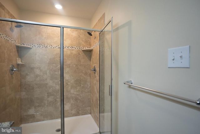 75 VILLAGE GREEN LN, Sicklerville, NJ 08081