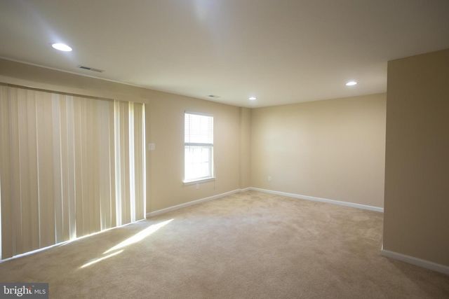 75 VILLAGE GREEN LN, Sicklerville, NJ 08081