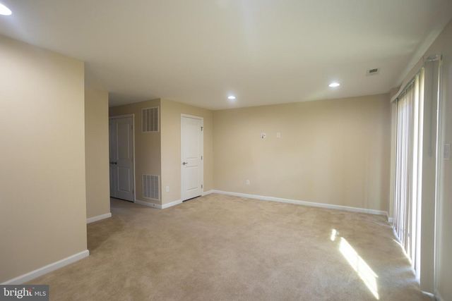 75 VILLAGE GREEN LN, Sicklerville, NJ 08081