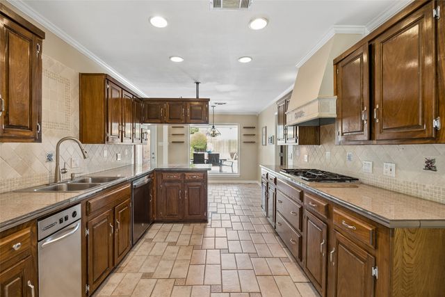 905 Bert Drive, Arlington, TX 76012