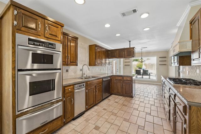 905 Bert Drive, Arlington, TX 76012