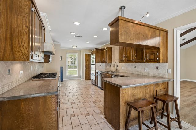 905 Bert Drive, Arlington, TX 76012