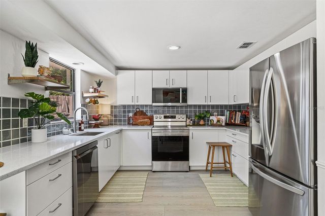 3174 PEACHTREE STREET, Sarasota, FL 34231