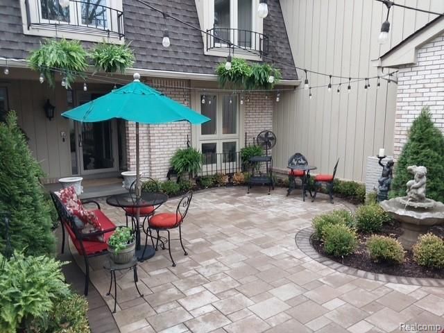 1243 Woodcrest Circle, Bloomfield Hills, MI 48304