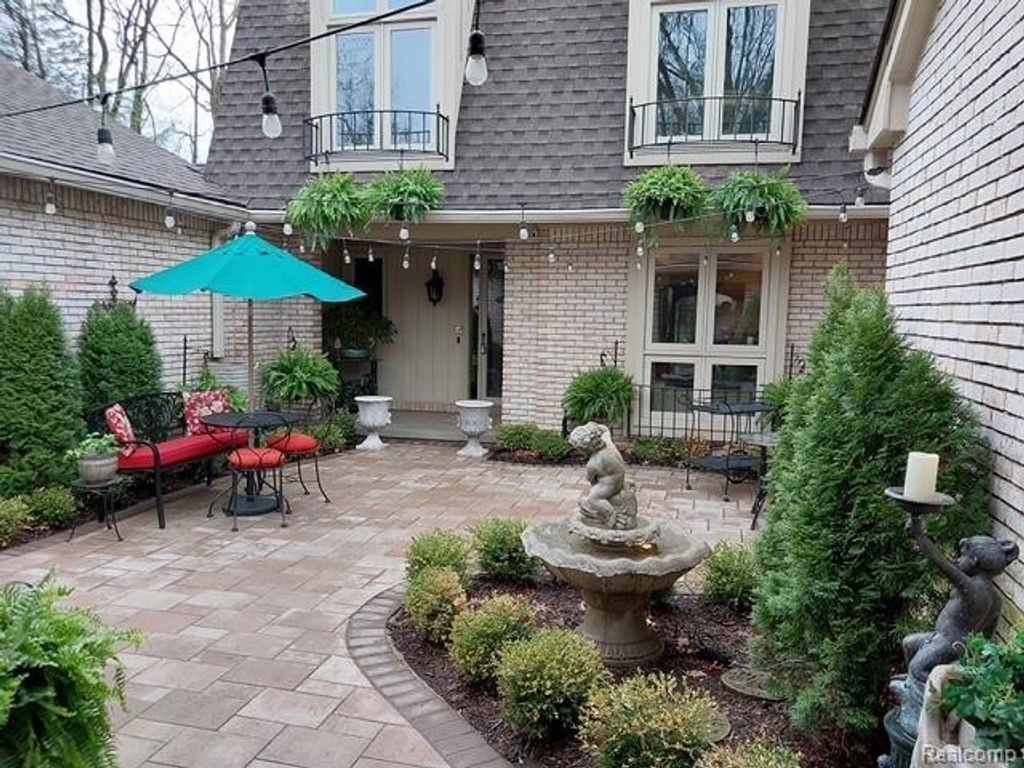 1243 Woodcrest Circle, Bloomfield Hills, MI 48304