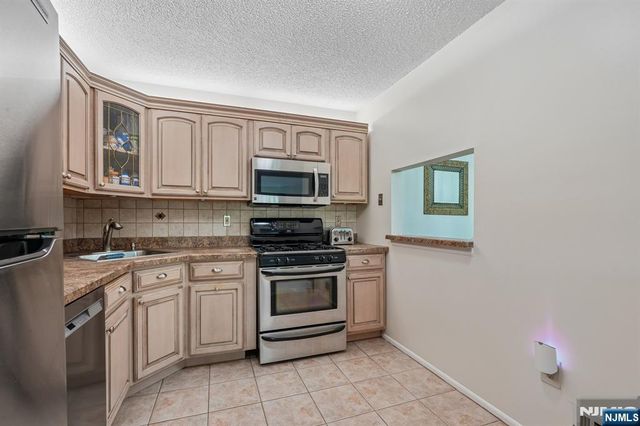 945 Juniper Way, Mahwah, NJ 07430