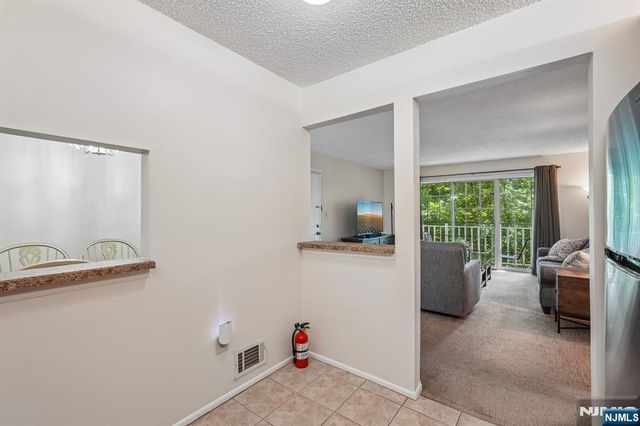 945 Juniper Way, Mahwah, NJ 07430