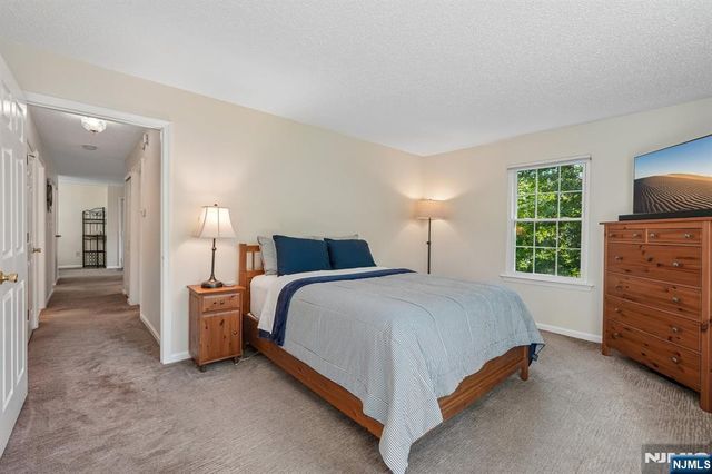 945 Juniper Way, Mahwah, NJ 07430