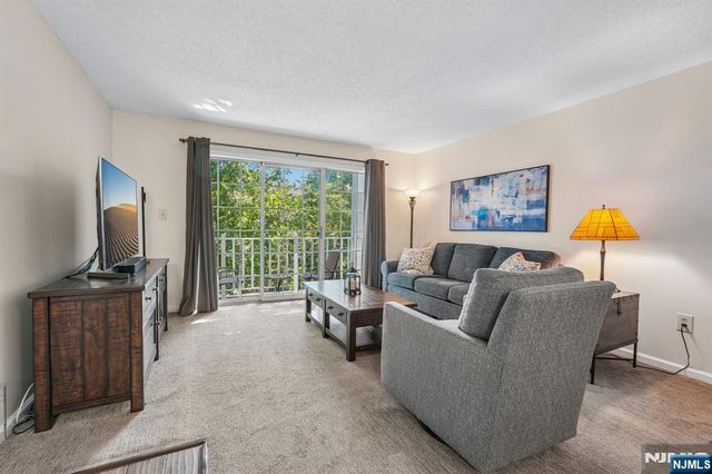 945 Juniper Way, Mahwah, NJ 07430