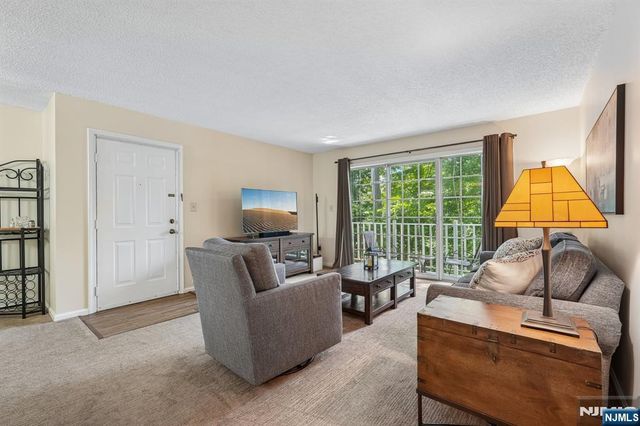 945 Juniper Way, Mahwah, NJ 07430