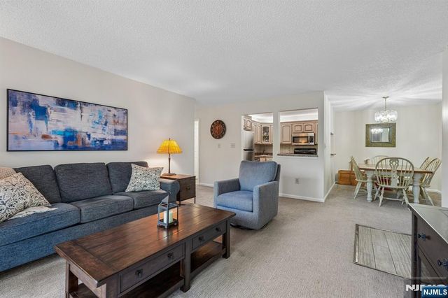 945 Juniper Way, Mahwah, NJ 07430