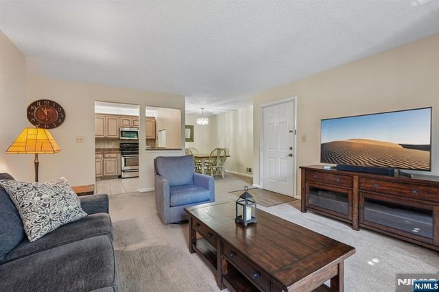 945 Juniper Way, Mahwah, NJ 07430