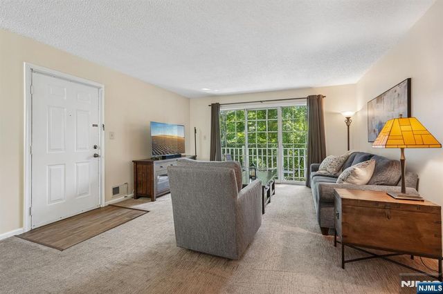 945 Juniper Way, Mahwah, NJ 07430