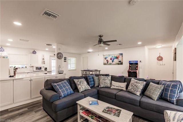 1942 Roseate LN, Sanibel, FL 33957