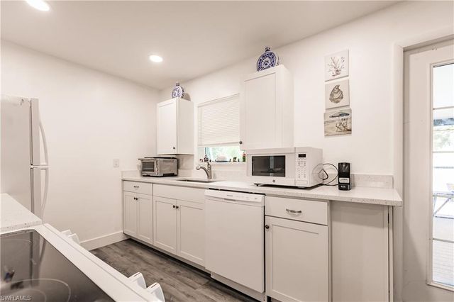 1942 Roseate LN, Sanibel, FL 33957