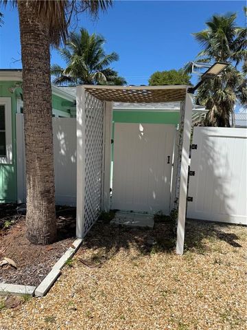 1942 Roseate LN, Sanibel, FL 33957