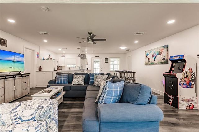 1942 Roseate LN, Sanibel, FL 33957