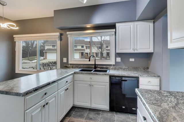 1096 PINE TREE Circle N, Buffalo Grove, IL 60089