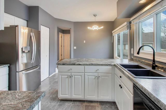 1096 PINE TREE Circle N, Buffalo Grove, IL 60089