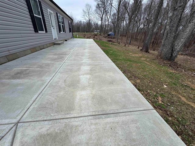 9123 E Pine Road, Bloomfield, IN 47424