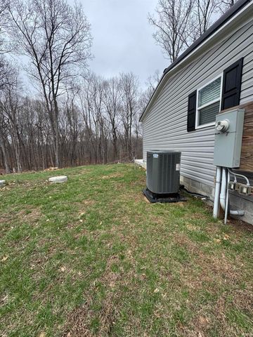 9123 E Pine Road, Bloomfield, IN 47424