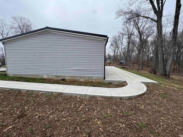 9123 E Pine Road, Bloomfield, IN 47424