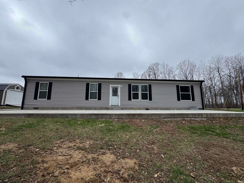 9123 E Pine Road, Bloomfield, IN 47424