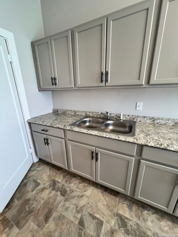 319 Harding Pl Unit 2, San Antonio, TX 78203