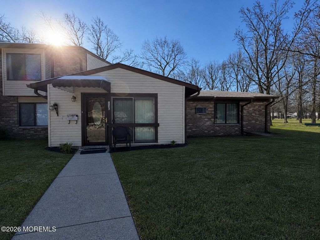 134 Amberly Drive E, Manalapan, NJ 07726