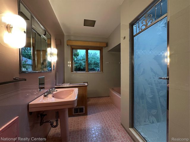 821 Pemberton Road, Grosse Pointe Park, MI 48230