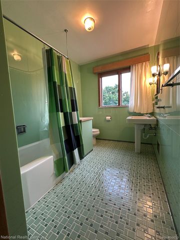 821 Pemberton Road, Grosse Pointe Park, MI 48230