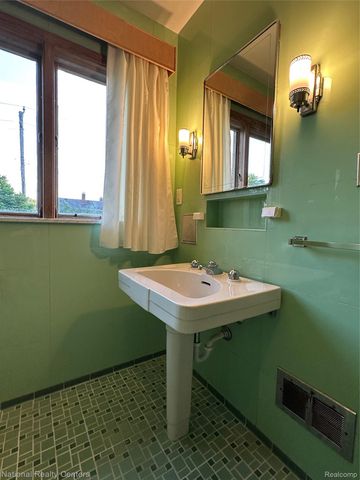 821 Pemberton Road, Grosse Pointe Park, MI 48230
