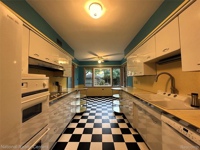 821 Pemberton Road, Grosse Pointe Park, MI 48230