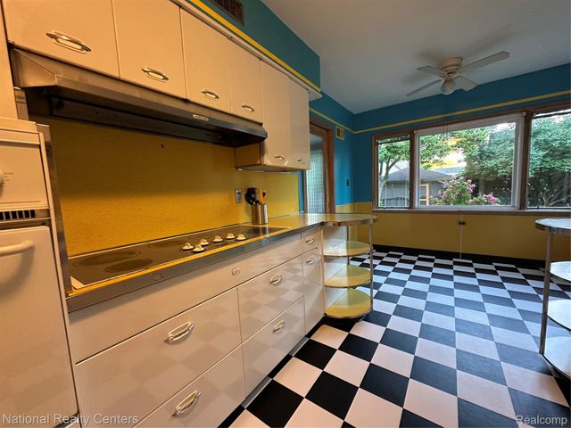 821 Pemberton Road, Grosse Pointe Park, MI 48230